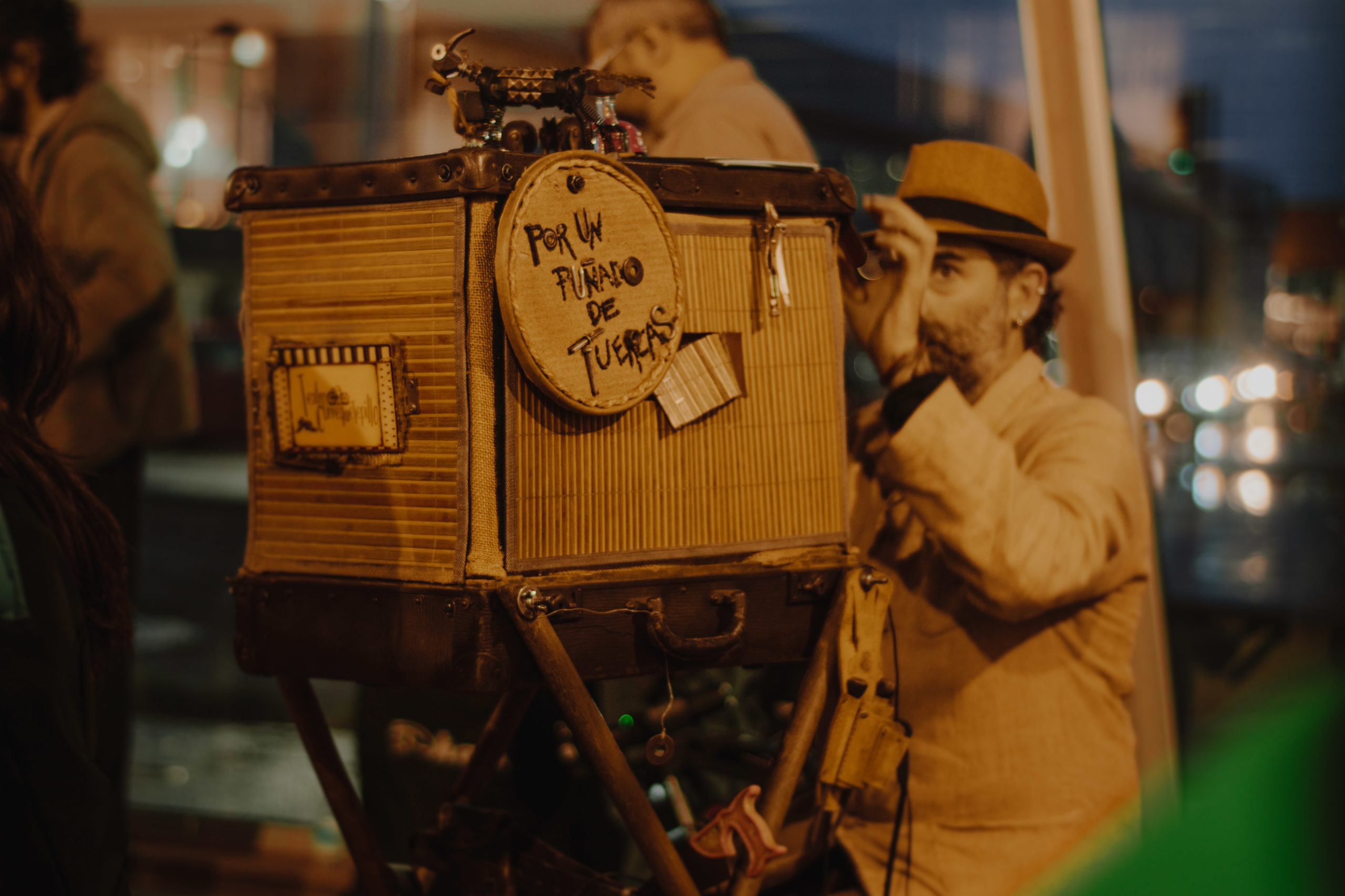 ¿Quiénes Somos? Somos un grupo de amigos venidos de los títeres, el teatro y la pedagogía que comenzamos a
experimentar, presentar y admirar el Teatro Lambe Lambe. Al hacerlo, nos agrupamos para crear, investigar, enseñar y difundirlo a través de la realización de funciones, laboratorios y festivales.