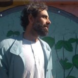 Sebastián Farah Titiritero y profesor especializado en teatro Lambe-Lambe en cuanto a construcción, actuación y pedagogía, desarrollando poéticas que aporten al estudio de este formato teatral.